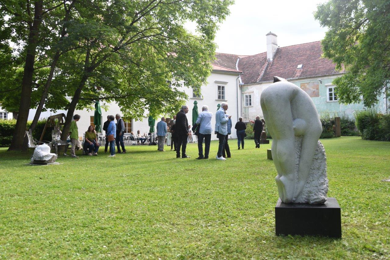 Skulpturenausstellung im Schloss Fischau mit Destan Gashi, 2024
